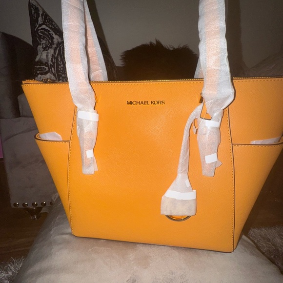 Michael Kors Charlotte Large Saffiano Leather Top-Zip Tote Bag - Picture 2 of 4